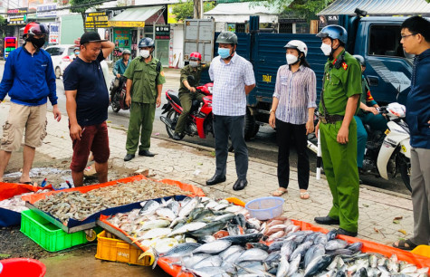 Đồng loạt xử lý tình trạng buôn bán lấn chiếm vỉa hè