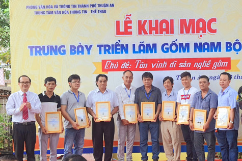 Hơn 450 hiện vật trưng bày tại Triển lãm “Tôn vinh di sản nghề gốm”