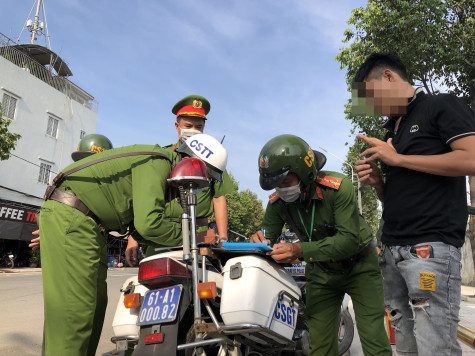 Thông tin tiếp theo vụ tài xế đậu đỗ phương tiện dưới lòng đường: Công an TP.Thuận An đã vào cuộc xử lý