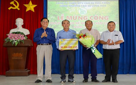 Khen thưởng nông trường cao su đầu tiên hoàn thành kế hoạch sản lượng