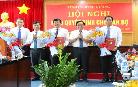 Lãnh đạo tỉnh công bố, trao các quyết định về công tác cán bộ