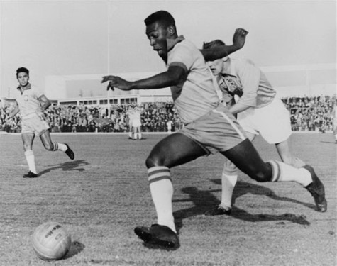 FIFA thực hiện nghi thức treo cờ rủ để tưởng nhớ 'vua bóng đá' Pele