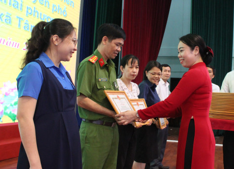 TX.Tân Uyên: Khen thưởng nhiều tập thể, cá nhân có thành tích trong công tác tuyên truyền pháp luật