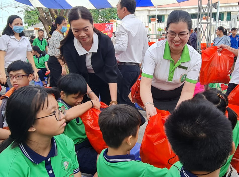 Mang sắc xuân đến trẻ em có hoàn cảnh khó khăn trên địa bàn TP.Thuận An