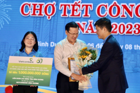 Vietcombank Bình Dương trao tặng 1 tỷ đồng hỗ trợ công nhân lao động khó khăn