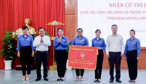 Thành đoàn Dĩ An: Nhận cờ thi đua xuất sắc công tác Đoàn và phong trào thanh thiếu nhi