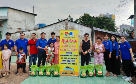 Thành đoàn Dĩ An: Trao tặng 1 tấn gạo cho công nhân khó khăn