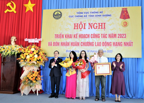 Cục Thống kê tỉnh đón nhận Huân chương Lao động hạng Nhất