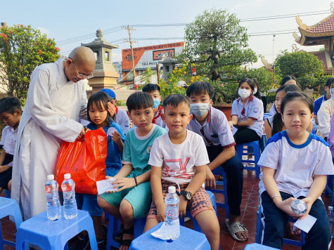 Tặng 300 phần quà cho trẻ em có hoàn cảnh khó khăn