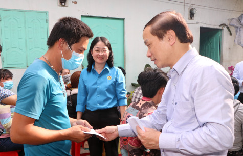 Đoàn công tác Trung ương tặng 100 suất quà tết cho công nhân lao động khó khăn