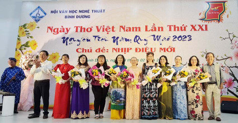 Ấm áp chương trình thơ Nguyên tiêu "Nhịp điệu mới"