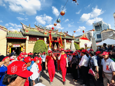 Hàng chục ngàn lượt người tham gia Lễ rước kiệu Bà Thiên Hậu Thánh Mẫu