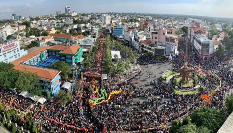 Biển người đổ về trung tâm TP.Thủ Dầu Một dự lễ rước kiệu Bà