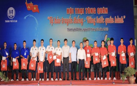 Tuyên dương thanh niên tình nguyện nhập ngũ