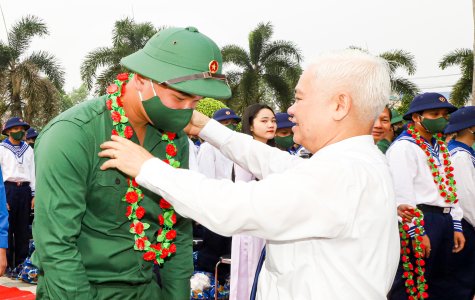 Thanh niên Bình Dương hăng hái lên đường nhập ngũ