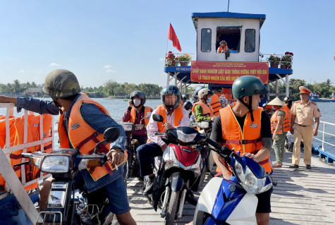 Bảo đảm an toàn giao thông đường thủy nội địa: Kiên quyết xử lý tình trạng khách đi đò không mặc áo phao