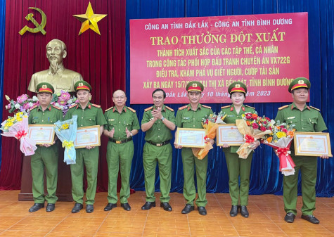 Công an tỉnh: Khen thưởng đơn vị có thành tích phối hợp truy bắt đối tượng giết người