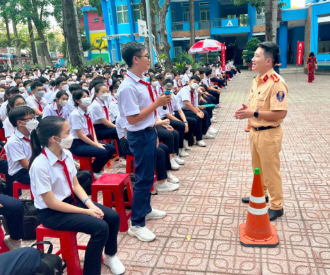 Tuyên truyền Luật Giao thông đường bộ cho học sinh