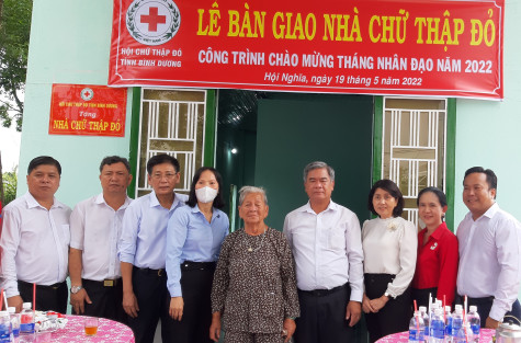 Tiếp tục quan tâm, chăm lo cho hộ nghèo