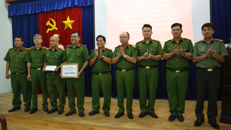 Khen thưởng ban chuyên án bắt nhanh đối tượng tạt axít làm người phụ nữ tử vong