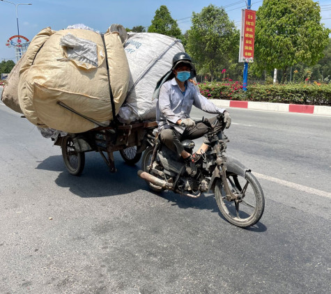 Tiềm ẩn nguy cơ tai nạn từ xe lôi chở hàng