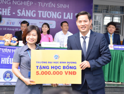 Hơn 1.000 học sinh tham gia Ngày hội tư vấn tuyển sinh