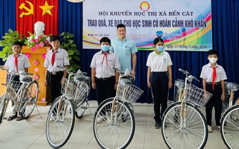 TX.Bến Cát: Tặng xe đạp và trao học bổng cho học sinh có hoàn cảnh khó khăn