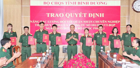 Trao quyết định nâng bậc lương cho Quân nhân chuyên nghiệp