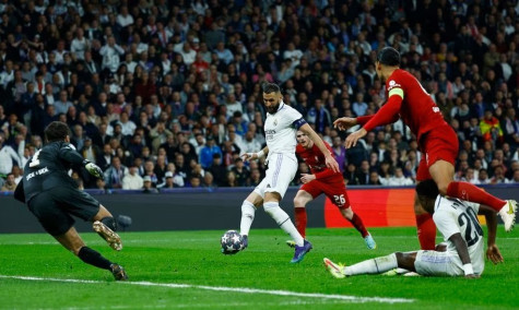 Benzema tiễn Liverpool rời Champions League