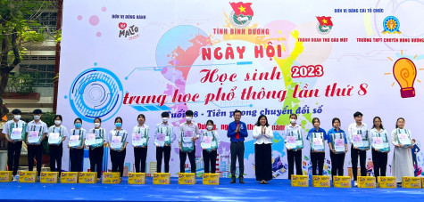 Ngày hội học sinh THPT lần thứ VIII và tuyên dương “Học sinh 3 tốt”