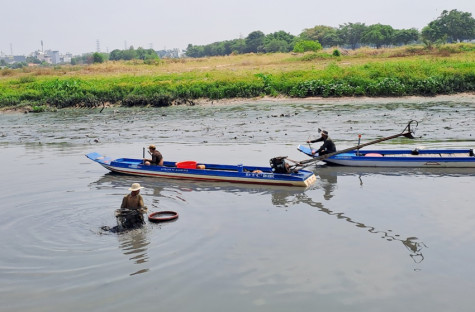 “Săn” trùn chỉ mưu sinh