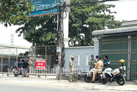 Một trung tâm đăng kiểm bất ngờ kéo rào, treo biển “ngưng nhận hồ sơ đăng kiểm”