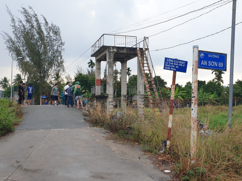 Nhóm thiếu niên tắm rạch, một người đuối nước tử vong