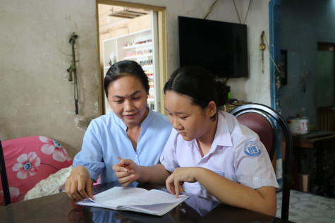 Các cấp Hội Liên hiệp Phụ nữ: Tặng quà  trẻ em mồ côi TP.Thuận An và TP.Thủ Dầu Một