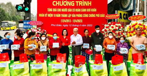 Hội Chữ thập đỏ huyện Phú Giáo: Trao tặng 110 phần quà cho người dân có hoàn cảnh khó khăn