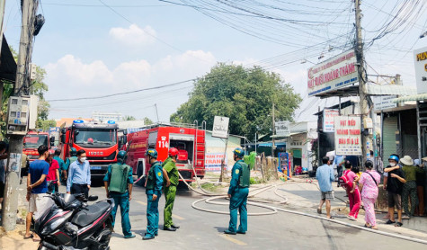 Tạm giam đối tượng tấn công lực lượng chức năng, đốt cửa hàng tạp hóa