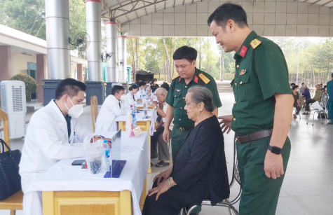 TP.Tân Uyên: Khám bệnh, cấp thuốc, tặng quà cho gia đình chính sách