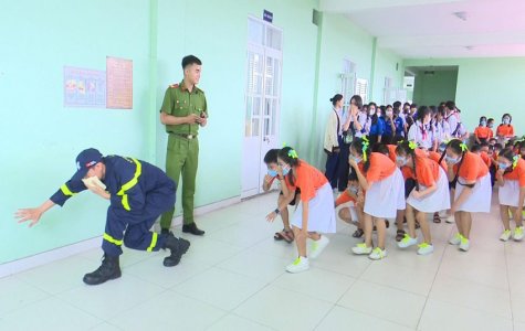 Chương trình “Một ngày em làm lính cứu hỏa”: Trang bị kỹ năng thoát hiểm cho học sinh