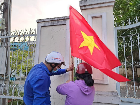 Trao tặng, thay mới 100 lá cờ Tổ quốc cho các hộ dân