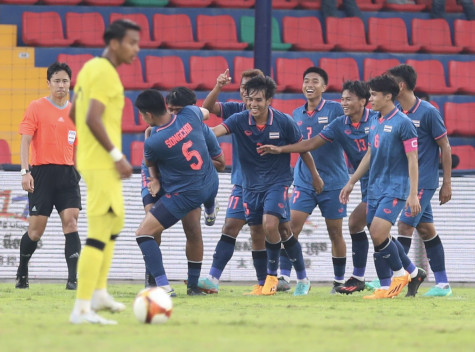 Hạ gục U22 Malaysia 2-0, Thái Lan bám sát U22 Việt Nam ở vị trí đầu bảng