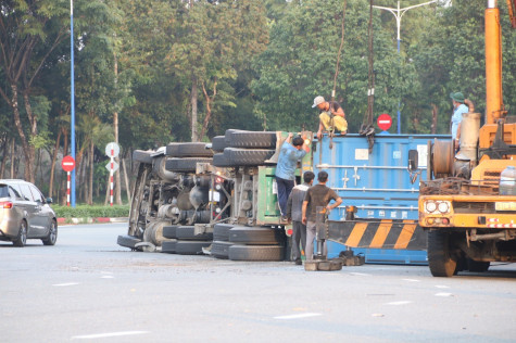 Vòng xoay Mỹ Phước 3 hay lật xe container do bất cập giao thông?