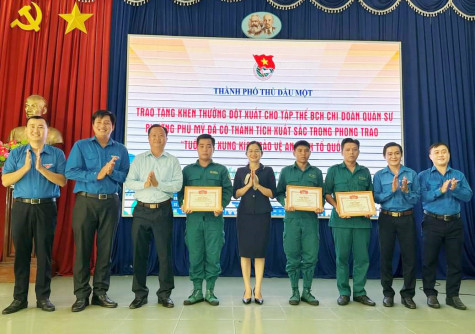 Khen thưởng cá nhân, tập thể có thành tích xuất sắc trong phong trào bảo vệ an ninh Tổ quốc