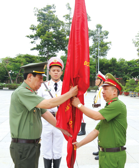 Công an TP.Dĩ An: Vinh dự nhận cờ thi đua khối “đơn vị xuất sắc tháng 4”