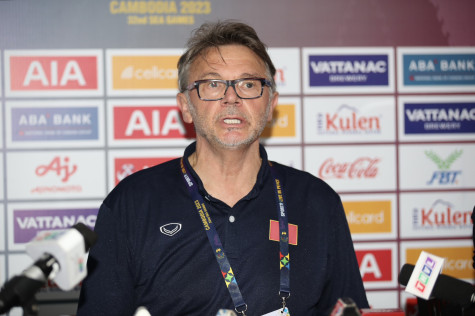 HLV Philippe Troussier báo tin không vui về U22 Việt Nam trước bán kết