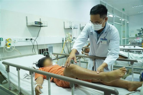 TP.HCM: 3 anh em ruột nghi ngộ độc Botulinum​ sau khi ăn giò bán dạo