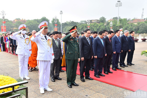 Các đại biểu Quốc hội vào Lăng viếng Chủ tịch Hồ Chí Minh