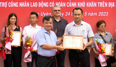 TP.Tân Uyên: Tặng quà cho công nhân lao động có hoàn cảnh khó khăn