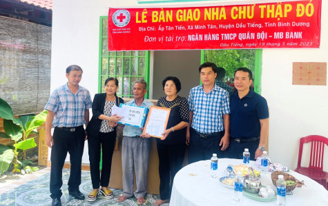 Trao tặng 5 căn nhà chữ thập đỏ cho gia đình khó khăn