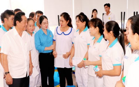 Phó Bí thư Thường trực Tỉnh ủy Nguyễn Hoàng Thao thăm, tặng quà công nhân khó khăn