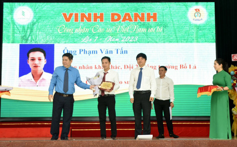 Phạm Văn Tấn: Người công nhân cao su Việt Nam ưu tú